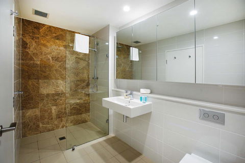 Gadigal Groove - Modern And Bright 3BR Executive Apartment In Zetland With Views - Accommodation Port Macquarie 7