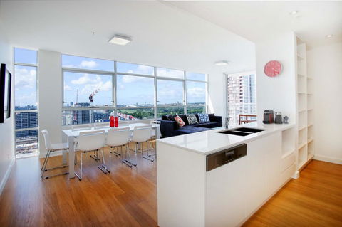 Gadigal Groove - Modern And Bright 3BR Executive Apartment In Zetland With Views - Accommodation Port Macquarie 2