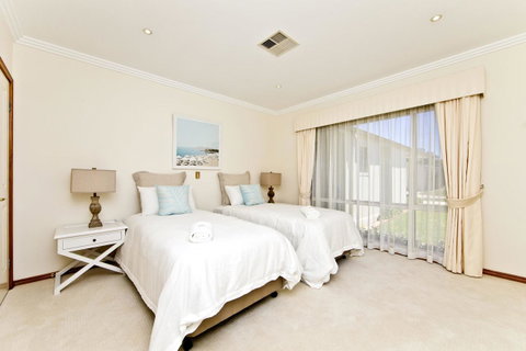 One Mile Mansion - Private Coastal Retreat FREE FAMILY ADVENTURE PASS - Accommodation Port Macquarie 16