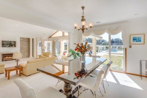 One Mile Mansion - Private Coastal Retreat FREE FAMILY ADVENTURE PASS - Accommodation Port Macquarie 10