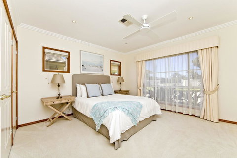 One Mile Mansion - Private Coastal Retreat FREE FAMILY ADVENTURE PASS - Accommodation Port Macquarie 15