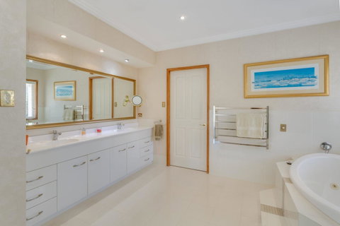 One Mile Mansion - Private Coastal Retreat FREE FAMILY ADVENTURE PASS - Accommodation Port Macquarie 8