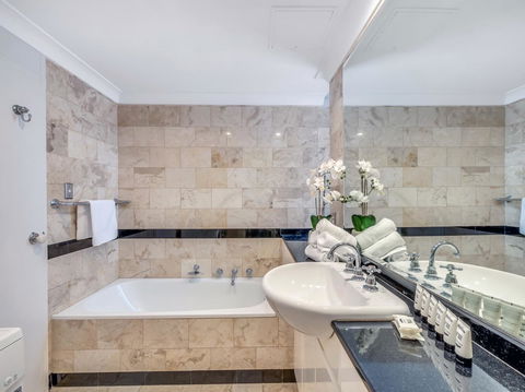 Panoramic Harbour Views And Unbeatable Comfort - Accommodation Port Macquarie 4