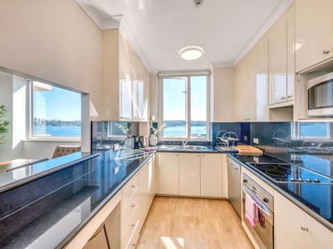 Panoramic Harbour Views And Unbeatable Comfort - Accommodation Port Macquarie 7