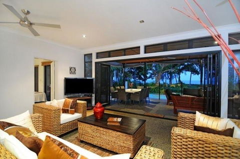 Bramston Beach - Luxury Holiday House - Accommodation Port Macquarie 1