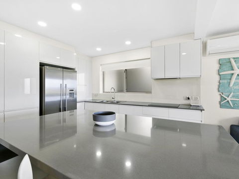 Breathtaking Views Across Noosa - Unit 1 Taralla 18 Edgar Bennett Avenue - Accommodation Port Macquarie 2