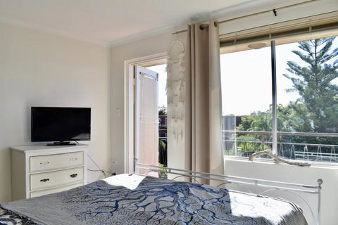 BRIGHT And Airy TOP FLOOR Apartment With FAB Views - Accommodation Port Macquarie 1