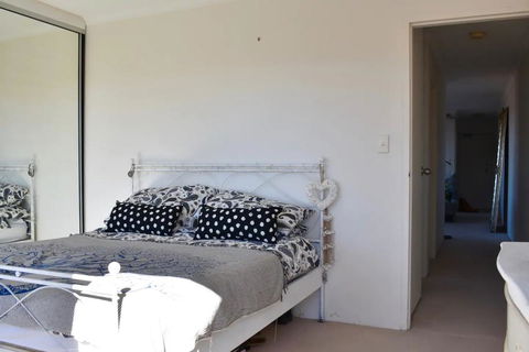 BRIGHT And Airy TOP FLOOR Apartment With FAB Views - Accommodation Port Macquarie 3