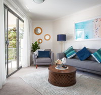 Bright Modern Apartment Steps From Beach and Ferry - Accommodation Port Macquarie