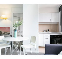 Bright modern studio steps from the action - Accommodation Port Macquarie