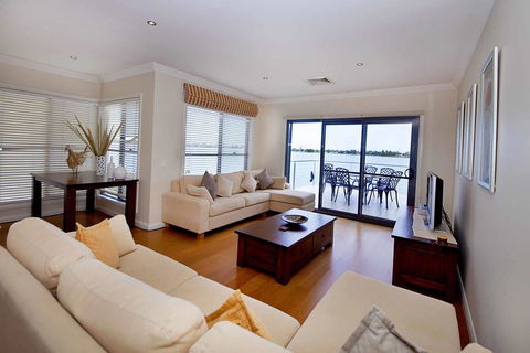 Brookwater- Waterfront On Lake Mulwala - Accommodation Port Macquarie 1