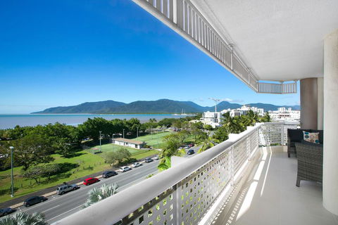 Cairns Luxury Seafront Apartment - Accommodation Port Macquarie 2