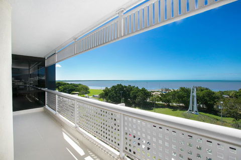 Cairns Luxury Seafront Apartment - Accommodation Port Macquarie 3
