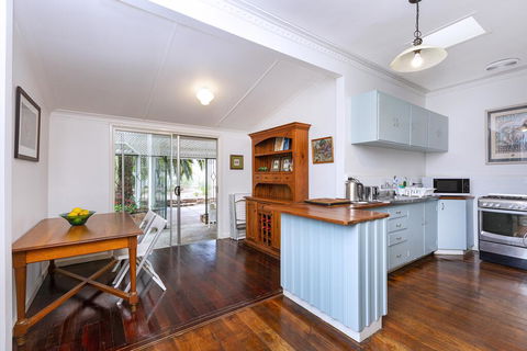 Camellia Cottage - PET FRIENDLY - Kwinana - Accommodation Port Macquarie 3