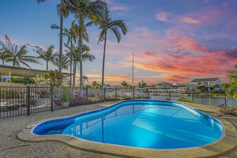 CANAL HOME NEAR MOOLOOLABA - Accommodation Port Macquarie 1