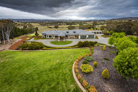 Canberra Luxury Estate - Accommodation Port Macquarie 2