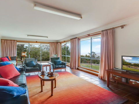Captain's Lookout - Elevated Ocean Views, Rural Stay - Accommodation Port Macquarie 3