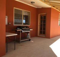 Caretakers Cottage Budget Accommodation - Accommodation Port Macquarie