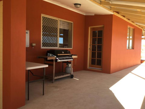 Caretakers Cottage Budget Accommodation - Accommodation Port Macquarie 0