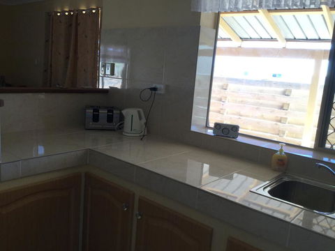 Caretakers Cottage Budget Accommodation - Accommodation Port Macquarie 3