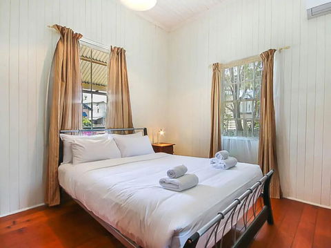 Charming Characterful Rustic-style Home Near The Gabba - Accommodation Port Macquarie 2