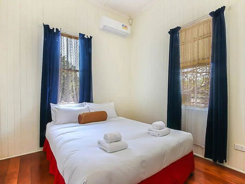 Charming Characterful Rustic-style Home Near The Gabba - Accommodation Port Macquarie 3