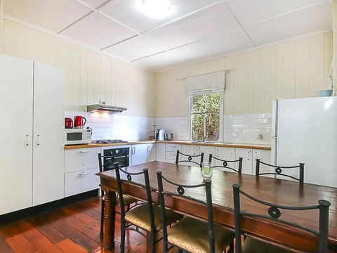 Charming Characterful Rustic-style Home Near The Gabba - Accommodation Port Macquarie 1