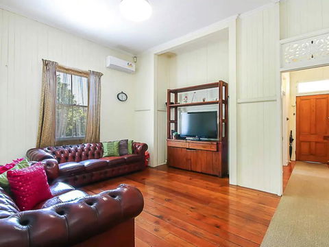 Charming Characterful Rustic-style Home Near The Gabba - Accommodation Port Macquarie 0
