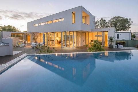 Cinque - Luxury Family Home With Pool Close To Beach And Town - Accommodation Port Macquarie 0