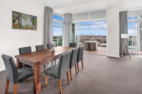 City-Centre Apartment With River Views And Balcony - Accommodation Port Macquarie 3