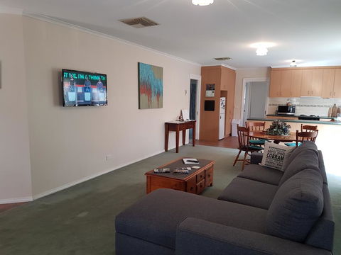 Cobram Cottage - Accommodation Port Macquarie 3