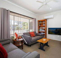 Comfortable Queen sized room near Tuggerah Lake - Accommodation Port Macquarie