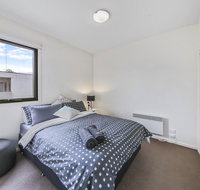 Comfy 2BR Suite Near Flemington Races FREE Parking - Accommodation Port Macquarie