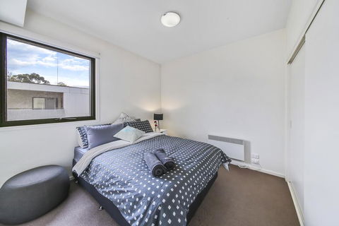 Comfy 2BR Suite Near Flemington Races, FREE Parking - Accommodation Port Macquarie 0