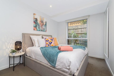 Convenience And Luxury In Carnegie - Accommodation Port Macquarie 3