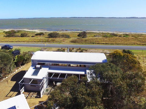 Coorong Aurora - Breathtaking Waterfront Escape - Accommodation Port Macquarie 1