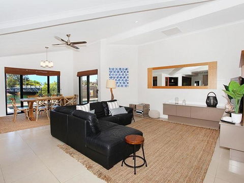 Coorumbong 16 - 5 BDRM Canal Home With Pool - Accommodation Port Macquarie 2