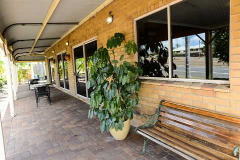 Country Comfort Gin Gin Wild Scotsman Motor Inn - Accommodation Port Macquarie 3