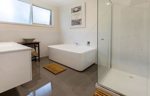 COUNTRY MEETS THE BAY - MOUNT ELIZA - Accommodation Port Macquarie 1