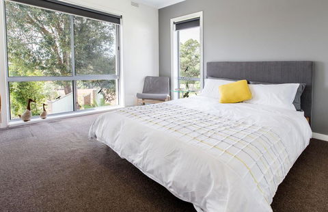 COUNTRY MEETS THE BAY - MOUNT ELIZA - Accommodation Port Macquarie 3