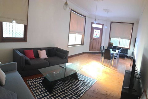 Cozy Spacious Terrace In Sydney's Eclectic Newtown - Accommodation Port Macquarie 2