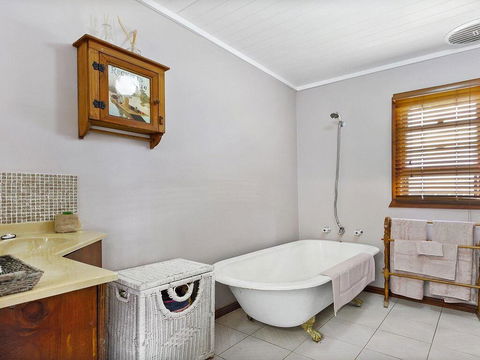 Cudgee - Quaint Cottage With Separate Cabin - Accommodation Port Macquarie 3