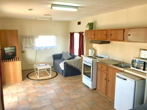 Cute Private Studio Flat With AIRCON! - Accommodation Port Macquarie 3