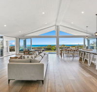 Dayz Dreamin - pool gas fireplace and beachfront - Accommodation Port Macquarie