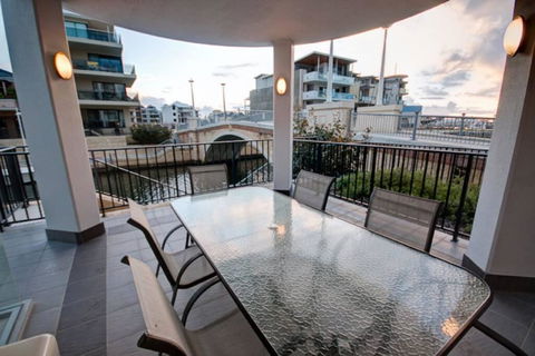 Dolphin Quay Apartment-1 Bedroom - Accommodation Port Macquarie 0