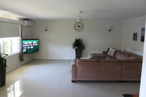 Edge Hill Clean & Green Cairns, 7 Minutes From The Airport, 7 Minutes To Cairns CBD & Reef Fleet Terminal - Accommodation Port Macquarie 1