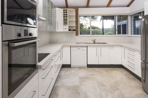 EeBee House - Beautiful Family Home With Stunning Eagle Bay Views - Accommodation Port Macquarie 2