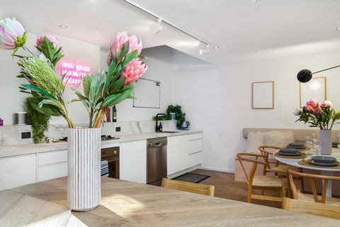 Enjoy Cafe Culture From Chic Warehouse Conversion - Accommodation Port Macquarie 1