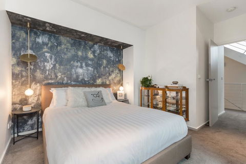 Enjoy Cafe Culture From Chic Warehouse Conversion - Accommodation Port Macquarie 3
