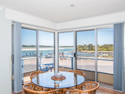 Fairholme 8, Perfect Lakefront Position - Accommodation Port Macquarie 3